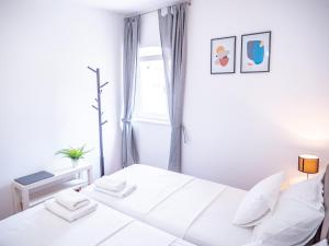 Postel nebo postele na pokoji v ubytování Pinna Apartments Hvar
