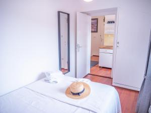 Postel nebo postele na pokoji v ubytování Pinna Apartments Hvar