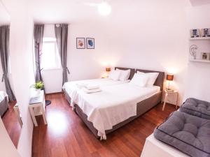 Postel nebo postele na pokoji v ubytování Pinna Apartments Hvar