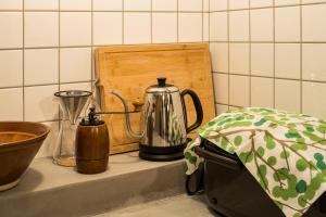 a kitchen counter with a tea kettle and a blender at 平野邸 Hayama in Hayama