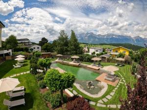 een luchtzicht op een resort met bergen op de achtergrond bij Hotel Seppl in Innsbruck