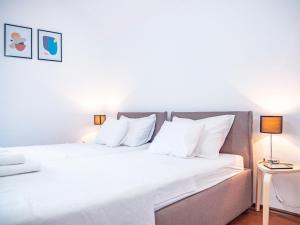 Postel nebo postele na pokoji v ubytování Pinna Apartments Hvar