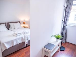 Postel nebo postele na pokoji v ubytování Pinna Apartments Hvar