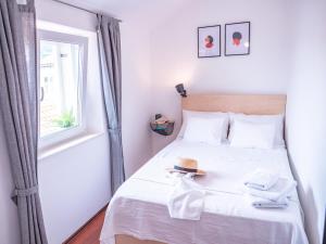 Postel nebo postele na pokoji v ubytování Pinna Apartments Hvar