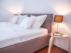 Postel nebo postele na pokoji v ubytování Pinna Apartments Hvar