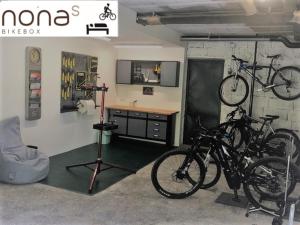 garaż z dwoma rowerami wiszącymi na ścianie w obiekcie Laurins Lodge w mieście Galtür