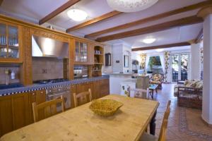 索伦托Villa Francesca Sorrento的带木桌的厨房和餐厅