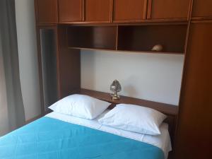 Postel nebo postele na pokoji v ubytování Apartman Emilio