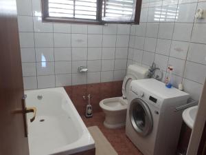 Koupelna v ubytování Apartman Emilio + 24 fotografií