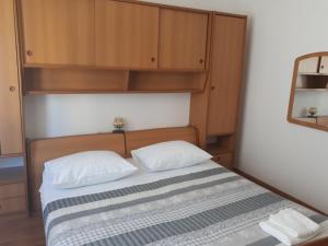 Postel nebo postele na pokoji v ubytování Apartman Emilio