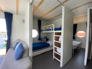 House Boat Rimini Resort客房内的一张或多张床位
