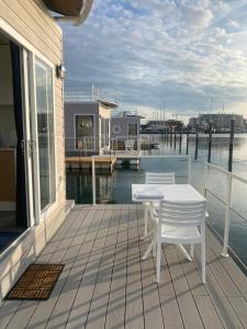 House Boat Rimini Resort的阳台或露台