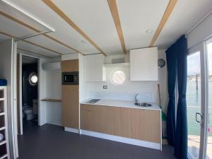 House Boat Rimini Resort的厨房或小厨房