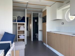 House Boat Rimini Resort的厨房或小厨房