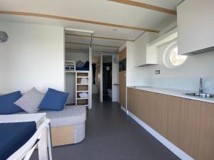 House Boat Rimini Resort的厨房或小厨房
