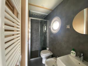 House Boat Rimini Resort的一间浴室