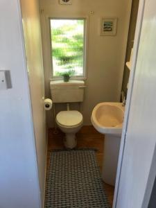 Koupelna v ubytování Cosy Rural Lodge at Goldhill Glamping - Sleeps 4