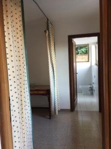 einen Flur mit Bad mit WC und Tür in der Unterkunft Casetta indipendente al lago di Bolsena in Valentano