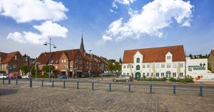 een stad met gebouwen en een straat met een kerk bij fewo1846 - Hafen-Butze - komfortable Wohnung in historischem Gebäude im Stadtzentrum in Flensburg