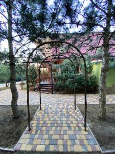 um arco num parque com duas árvores em Villa Sosnovy Bor em Zatoka