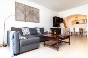 un soggiorno con un divano e un tavolo di CBA COSTA BRAVA - Santa Monica a Tossa de Mar