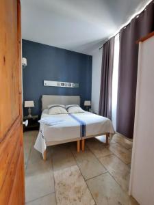 リル・シュル・ラ・ソルギュにあるアン コワン デュ リュベロンの青い壁のベッドルーム1室(ベッド1台付)