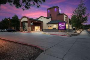 un edificio con una señal delante de él en Sleep Inn Flagstaff en Flagstaff