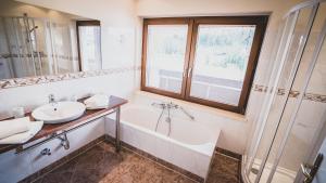 A bathroom at Appartementhaus Am Gschwandtkopf