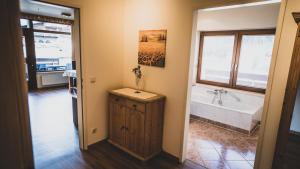 A bathroom at Appartementhaus Am Gschwandtkopf