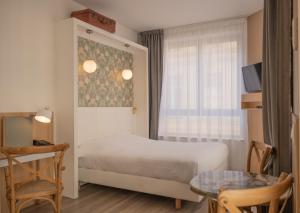 Säng eller sängar i ett rum på CALM Appart' & Hostel