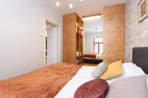 En eller flere senge i et værelse på Stylish apartment with parking in Telliskivi