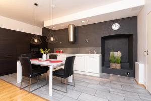 uma cozinha e sala de jantar com mesa e cadeiras em Stylish apartment with parking in Telliskivi em Talin