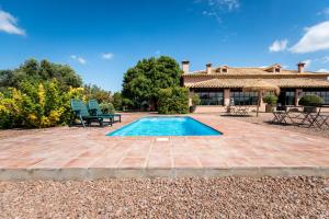 The swimming pool at or close to Casa Alta Finca El Revuelo