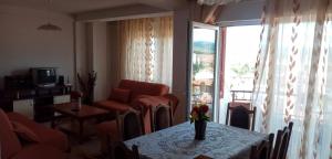 Pokój ze stołem, krzesłami i oknem w obiekcie Bella apartments w Ochrydzie