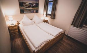 A bed or beds in a room at Appartementhaus Am Gschwandtkopf