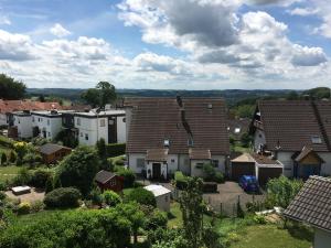 un gruppo di case in un quartiere residenziale di Ferienwohnung Panoramablick Ennepetal a Ennepetal