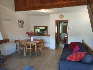 ein Wohnzimmer mit einem blauen Sofa und einem Tisch in der Unterkunft SUITEDREAMS - Camp de Baix in La Massana
