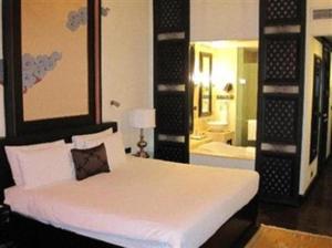 Pemako في تيمفو: غرفة نوم مع سرير أبيض كبير في غرفة