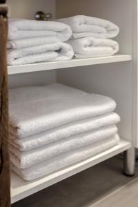 une pile de serviettes sur une étagère dans un placard dans l'établissement SKI Gothia, à Kranjska Gora