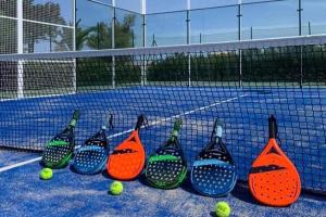 um grupo de raquetes de ténis num campo de ténis em Club Residence La Castellana em Belvedere Marittimo