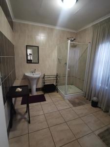 een badkamer met een douche en een wastafel bij Harties 2 Sleeper Double Room with Private Bathroom in Hartbeespoort