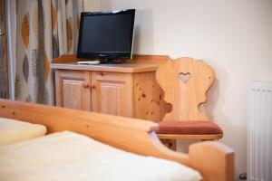Televízia a/alebo spoločenská miestnosť v ubytovaní Appartements Hochlega