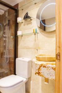 een badkamer met een toilet, een wastafel en een spiegel bij Myflats Premium Mirador in Arenales del Sol