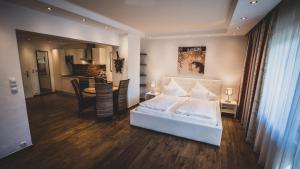 A bed or beds in a room at Appartementhaus Am Gschwandtkopf