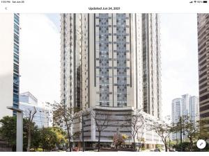 una representación de un edificio alto en una ciudad en The Rustic Haven en Manila