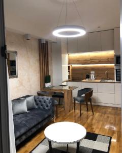 クラグイェヴァツにあるLux Apartman 33のソファとテーブルのあるリビングルーム
