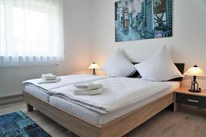 レスラートにあるZimmer for youのベッドルーム1室(大型ベッド1台、タオル付)