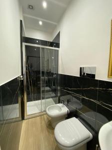 Ett badrum på NSH AppartHotel, Napoli Centro