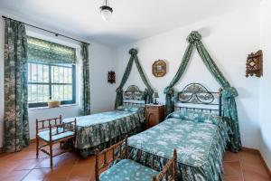 A bed or beds in a room at Casa Alta Finca El Revuelo