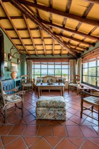 A seating area at Casa Alta Finca El Revuelo